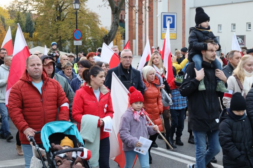 Biało-czerwony pochód przeszedł przez Gniezno. Marsz Niepodległości w Pierwszej Stolicy   [g]xx[/g]
