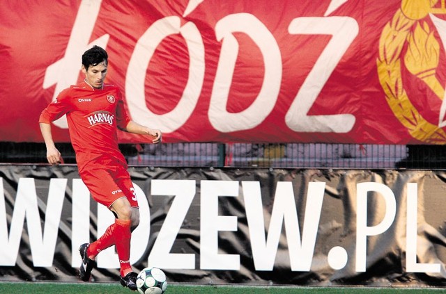 Kibice odśnieżą trybuny na stadionie Widzewa.