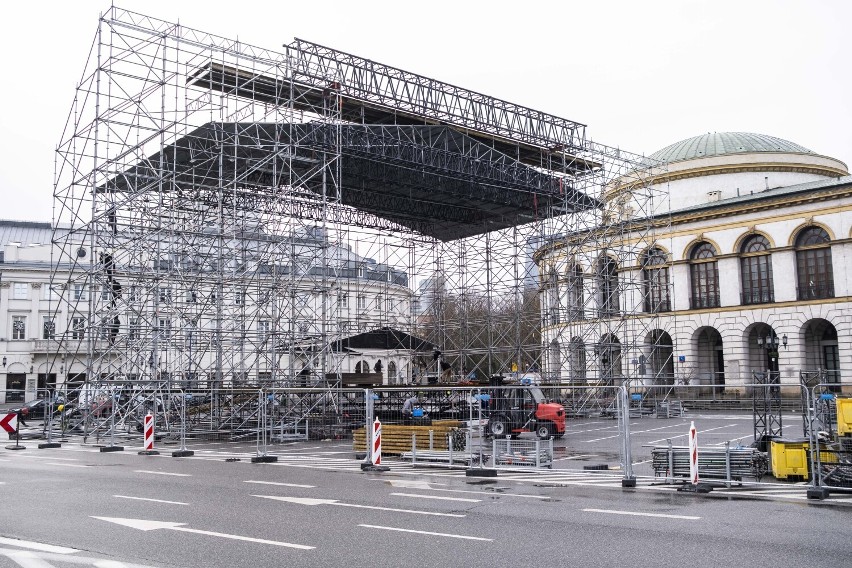 Finał WOŚP Warszawa 2023. Na placu Bankowym rośnie główna scena imprezy. Tak wygląda jej budowa