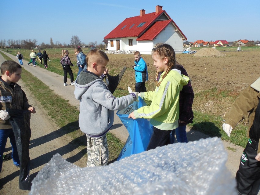 Wiślinka, gm. Pruszcz Gd. Uczniowie wzięli udział w zorganizowanej zbiórce śmieci
