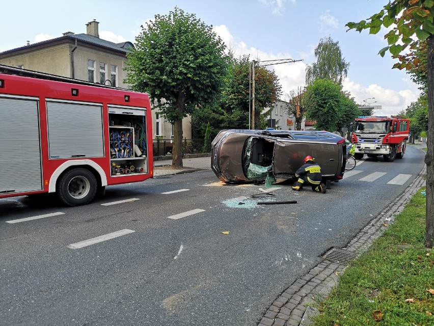 Wypadek na Piłsudskiego w Grudziądzu. Samochód przewrócił się na bok [zdjęcia]