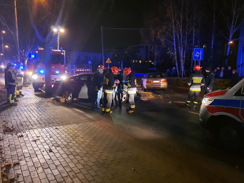 Pijany kierowca spowodował wypadek na ul. Głowackiego w Tomaszowie Maz. [ZDJĘCIA]