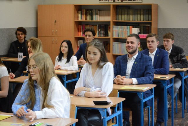 Prawie dwustu maturzystów zdaje egzaminy maturalne w powiecie. Zajrzeliśmy do Liceum Ogólnokształcącego w Międzychodzie (5.05.2022).