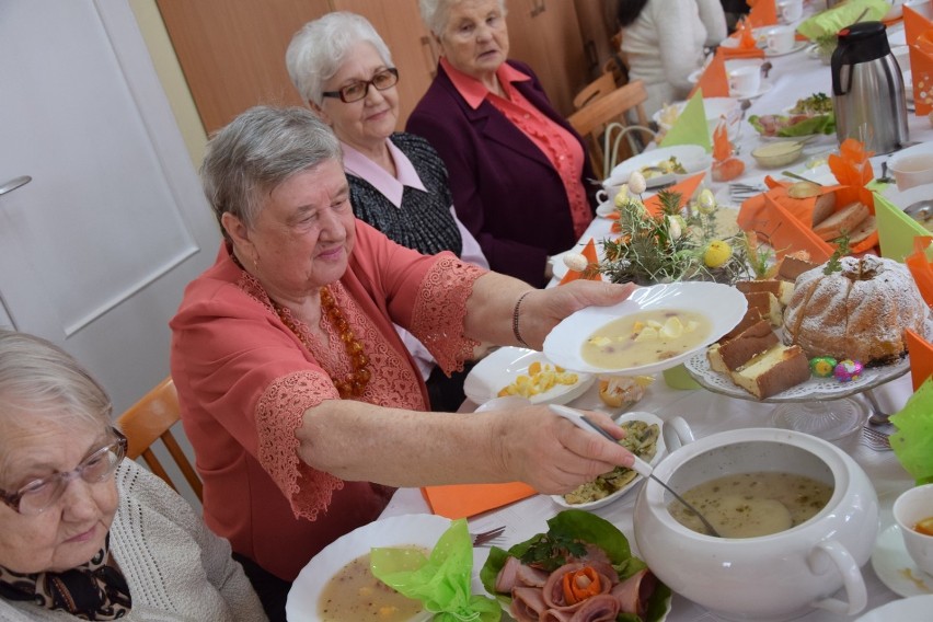 Śniadanie Wielkanocne w Sieradzu 2018. Pomoc społeczna zaprosiła ponad 100 osób