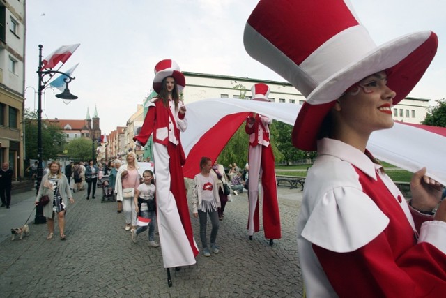 Dzień Flagi, rozwinięto 300 metrową biało - czerwoną w Legnicy.