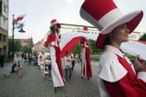 Dzień Flagi, rozwinięto 300 metrową biało - czerwoną w Legnicy [ZDJĘCIA]