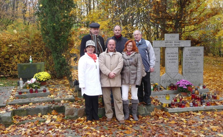 Hel-Gdynia. Pamięć należy się wszystkim. Radni z wizytą na cmentarzu obrońców