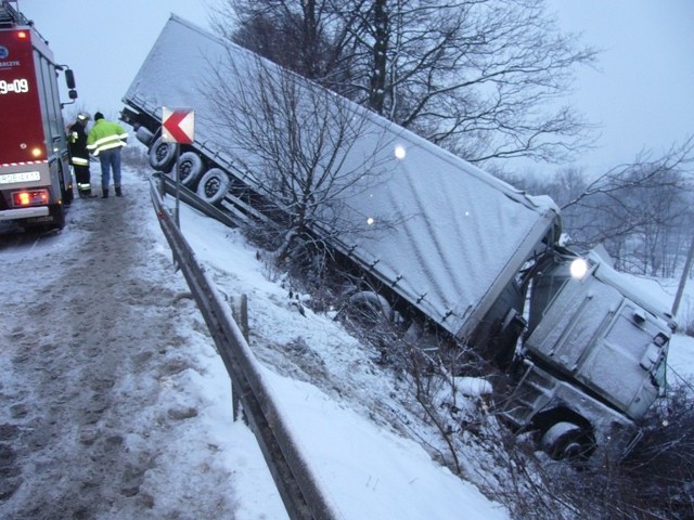 Jedna z ciężarówek przerwała bariery i spadła ze skarpy