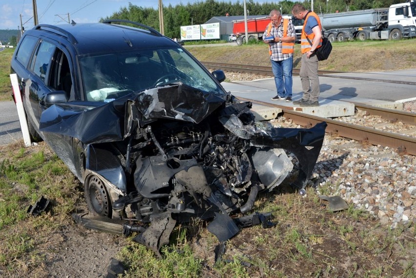 Zderzenie osobówki z pociągiem w Kielcach. Samochód zgasł na przejeździe