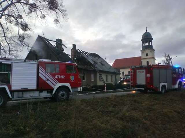 W nocnym pożarze w Biskupicach (powiat oleski) sw&oacute;j dom straciły dwie rodziny.