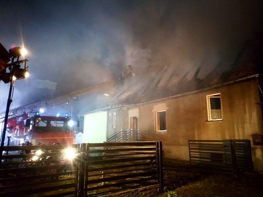 Pożar w Biskupicach. Strażak spadł z kilku metrów, dwie rodziny bez dachu nad głową