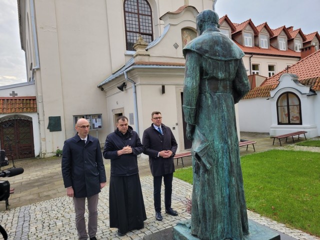 W Sandomierzu przed pomnikiem błogosławionego  księdza Antoniego Rewery na dziedzińcu przed kościołem św. Józefa. złożono kwiaty i odmówiono krótką modlitwę.