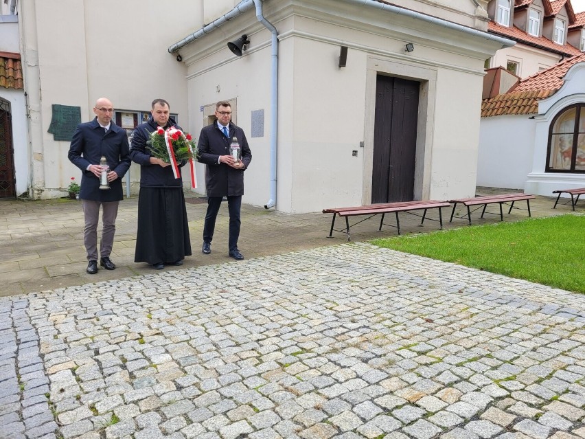 W Sandomierzu obchodzono Narodowy Dzień Pamięci Duchownych Niezłomnych. Złożono kwiaty i zapalono znicze. Zobacz zdjęcia