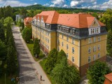 Prof. Jerzy Bralczyk wygłosi wykład na inauguracji roku akademickiego w Karkonoskiej Akademii Nauk Stosowanych. Zainteresowanie jest ogromne