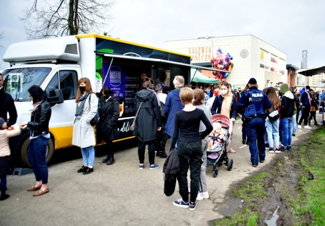 Przez cały weekend w centrum Radomia, przy Placu Jagiellońskim, można było spróbować pysznych potraw z całego świata. Zlot foodtrucków cieszył się dużym zainteresowaniem wśród mieszkańców. Dania można było kupić jedynie na wynos, ze względu na pandemię nie było tradycyjnego ogródka gastronomicznego. Na miejscu w niedzielę była też policja, która sprawdzała, czy klienci oraz sprzedający przestrzegają reżimu sanitarnego.

Oglądaj kolejne zdjęcia na następnych zdjęciach.
Używaj gestów i strzałek.