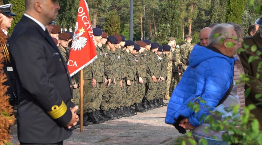 "Hasło Wojska Polskiego" odegrane na trąbce oficjalnie rozpoczęło uroczystość, wprawiając wszystkich w refleksyjny nastrój.