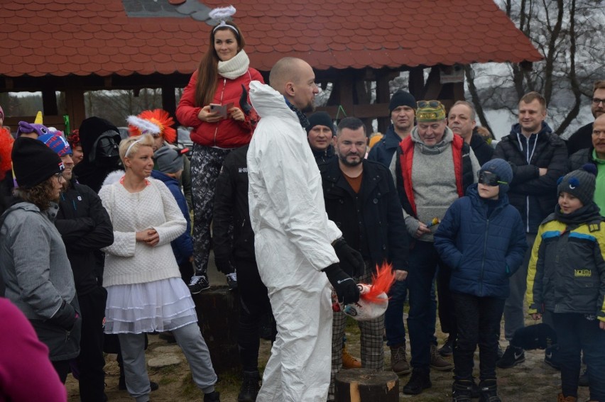 Na drugie urodziny lęborskie "morsy" zaprosił przyjaciół z Łeby. I zażyli wspólnej kąpieli w jeziorze Lubowidz