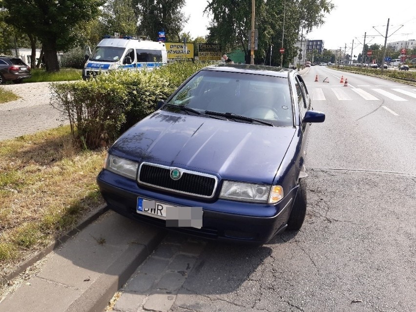 Wypadek na ul. Ślężnej we Wrocławiu. Kierowca nie wyhamował przed pasami [ZDJĘCIA]