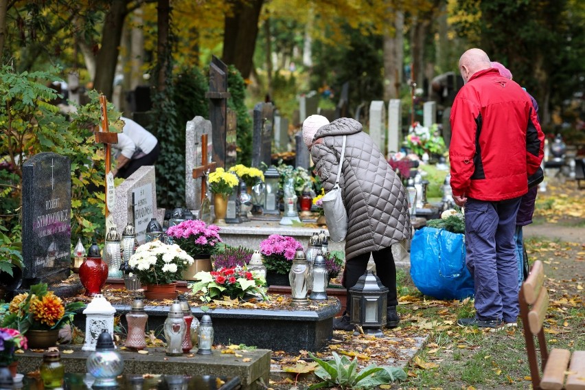 Na cmentarzu centralnym szczecinianie już sprzątają i...