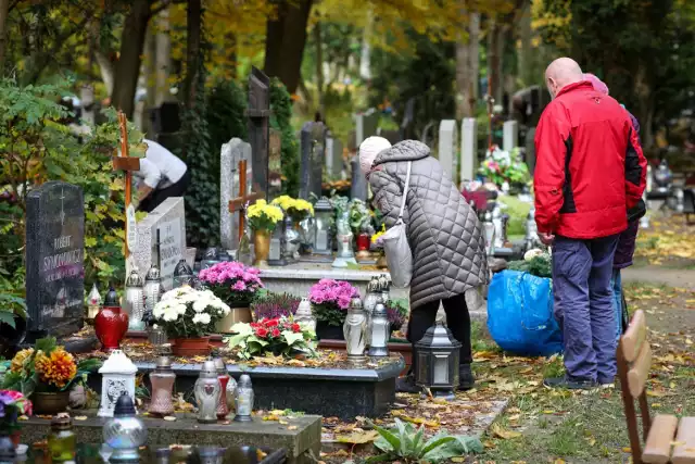 Na cmentarzu centralnym szczecinianie już sprzątają i dekorują groby.