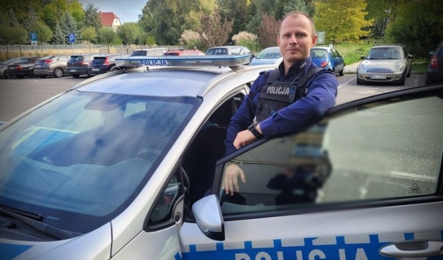 Dzielnicowy z Komisariatu I Policji w Zielonej Górze sierżant sztabowy Mariusz Kowalski uwolnił dziecko z nagrzanego samochodu