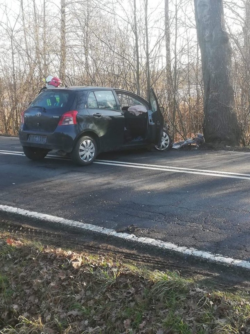 Wypadek na drodze wojewódzkiej 781 w Gierałtowicach. W zderzeniu trzech pojazdów jedna osoba została ranna [ZDJĘCIA]