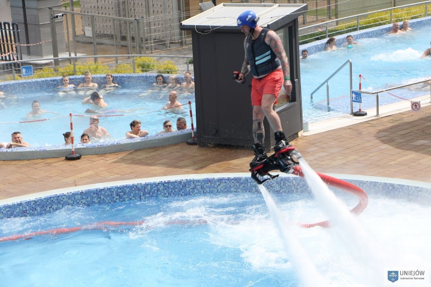 Flyboarding na basenie. Niezwykłe pokazy odbyły się na otwarcie Term w Uniejowie ZDJĘCIA