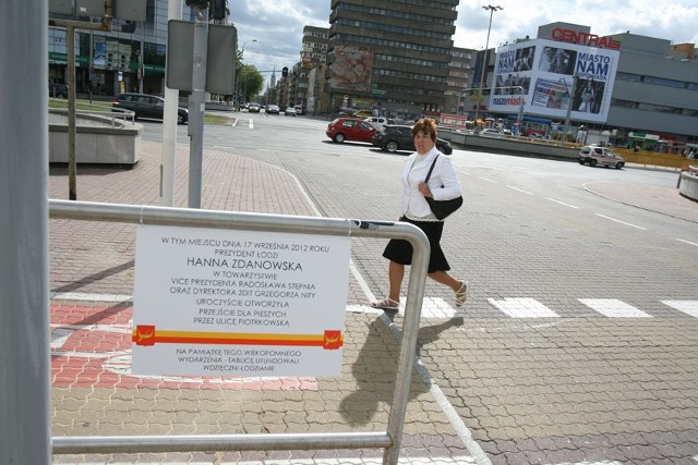 "Wdzięczni łodzianie" uczcili tablicą otwarcie przejścia przez prezydent Zdanowską