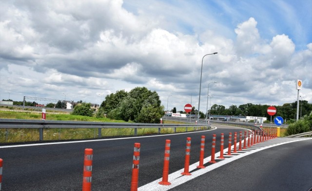 Na węźle przy S3 w Sulechowie stoją doskonale widoczne znaki, są też słupki, które rozdzielają jezdnie w obu kierunkach, więc aby wjechać pod prąd trzeba by było celowo je ominąć lub staranować.