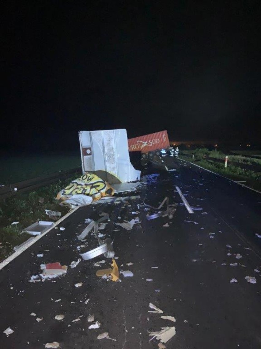 Wypadek! Tir zderzył się z busem pod Gołańczą. Jedna osoba trafiła do szpitala