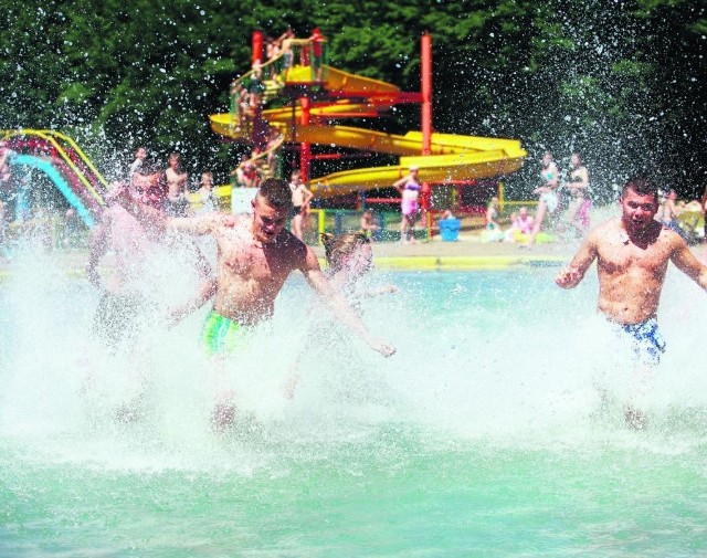 W upalne dni na basenie w Jeleniej Górze kąpią się tłumy