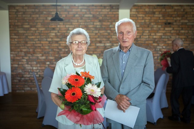 Alfreda i Zbigniew Śliwa są razem od 65 lat. 15 sierpnia mieli rocznicę ślubu. Na zaproszenie burmistrza uczestniczyli w uroczystości