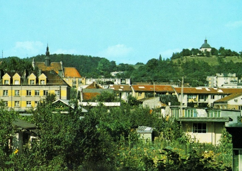 Lata 1984-1986 , Pińczów, fragment miasta z widocznym dachem...