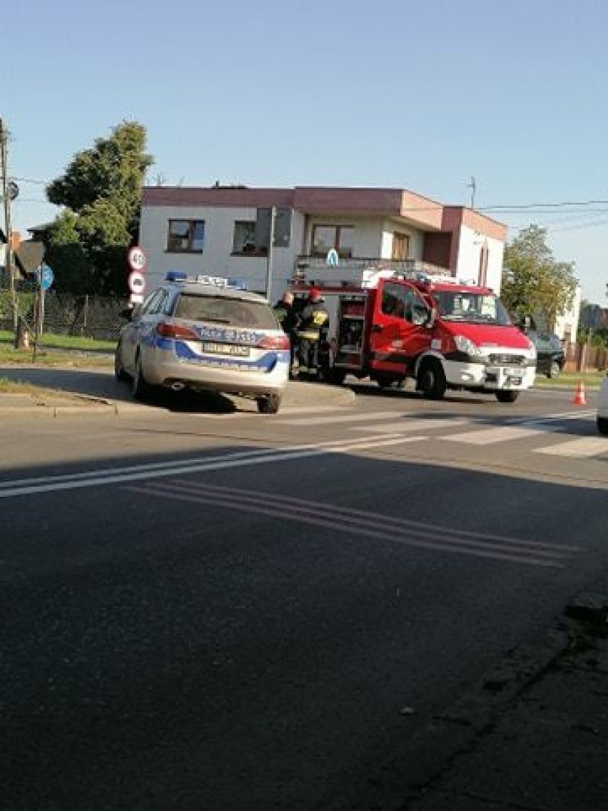 Wypadek na skrzyżowaniu Głównej i Łąkowej w Zduńskiej Woli. Auta wjechały w dom