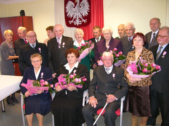 Medale za 50 lat małżeństwa w gminie Skierniewice odebrało 8 par. Medale przyznał prezydent Bronisław Komorowski, wręczał je wójt Dominik Moskwa.
