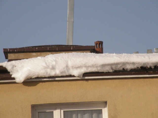 Nowy Dwór Gdański. Uwaga na zalegający na dachach śnieg i sople