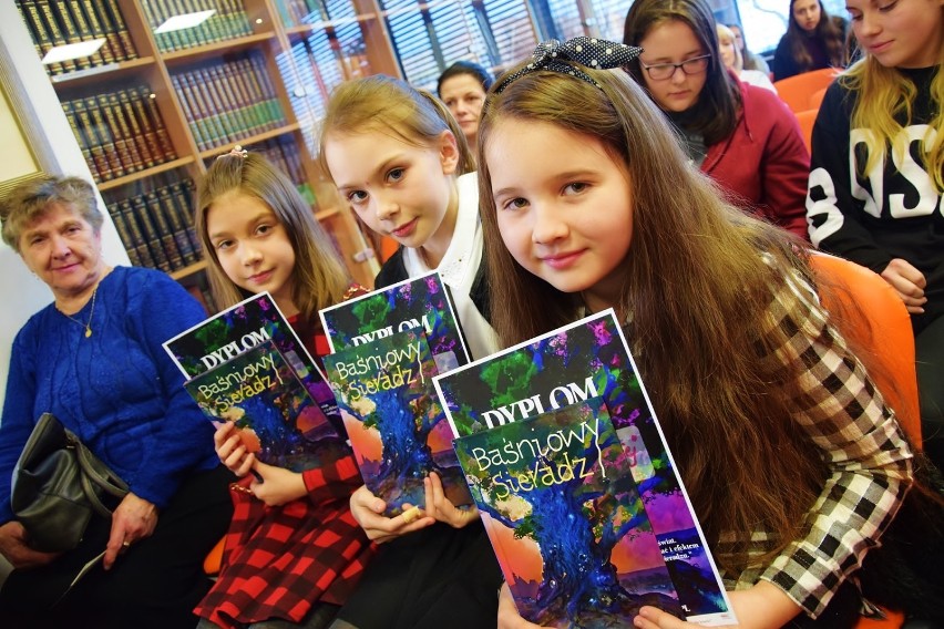 Baśniowy Sieradz. Młodzi twórcy książki zostali nagrodzeni podczas promocji wydawnictwa w powiatowej bibliotece (fot)