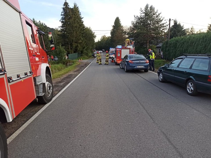 Ropa. Dramat na drodze do Klimkówki. Ciężko ranny w wypadku motocyklista przetransportowany śmigłowcem do szpitala [ZDJĘCIA, FILM]