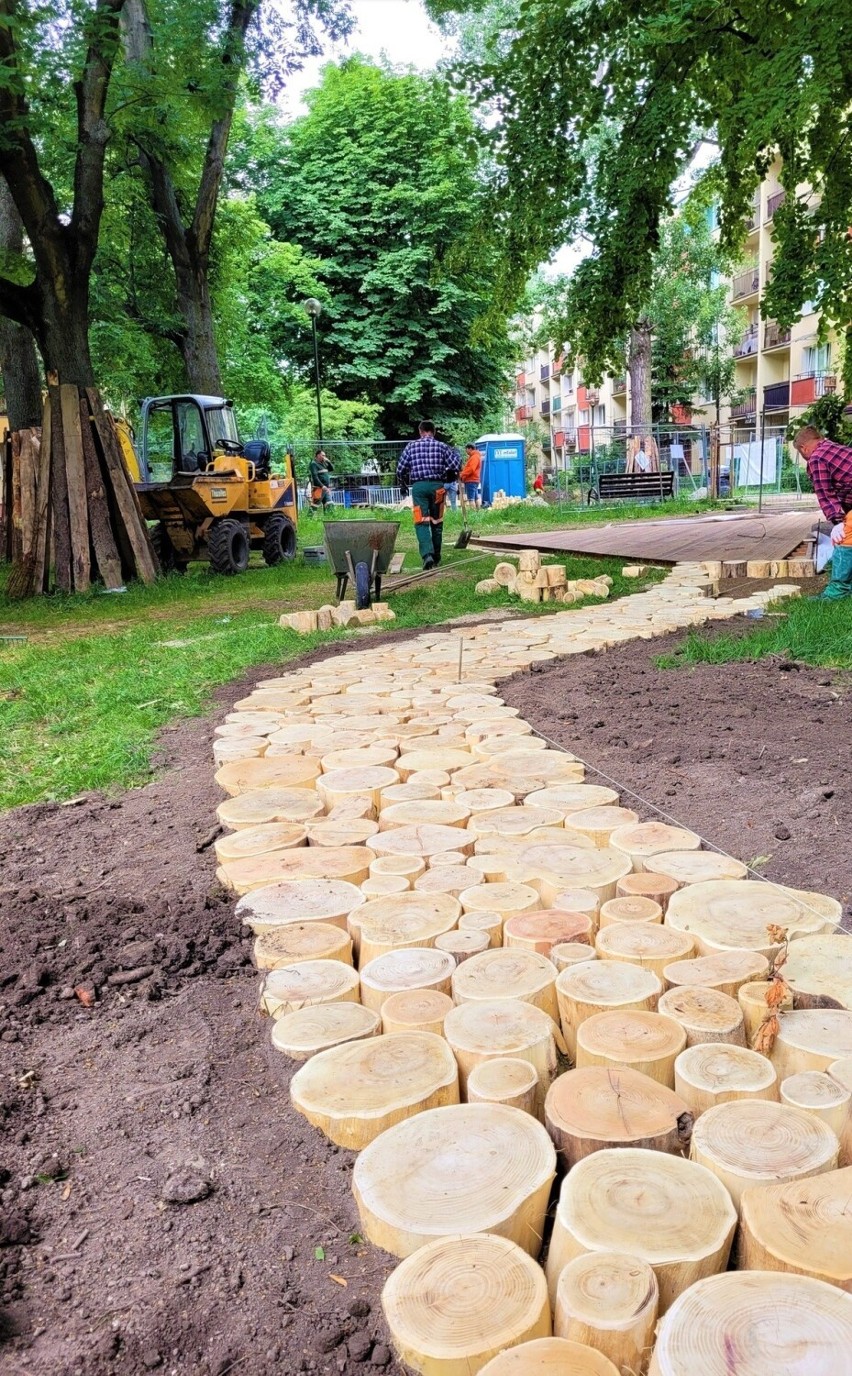 Kraków. Budują nowy park kieszonkowy na północy miasta. Będą miejsca do ćwiczeń i nietypowe ścieżki