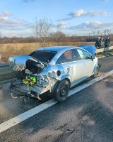 Wypadek na A4 w Krakowie. Zderzenie z tirem. Osobówka koszmarnie skasowana