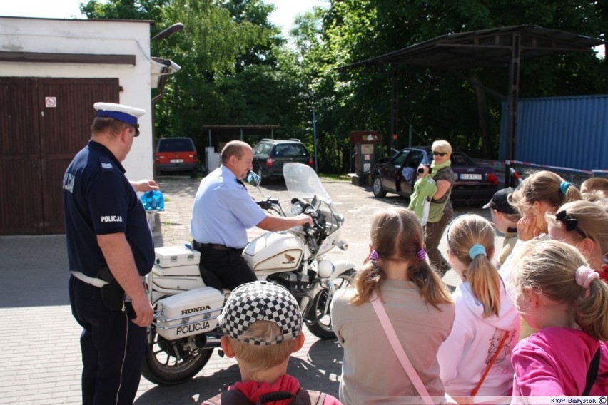 Wizyta dzieci u sejneńskich policjantów