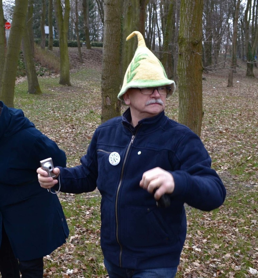 "Święto drzewa" słuchaczy U3W w Malborku. Spotkali się koło swojego dębu