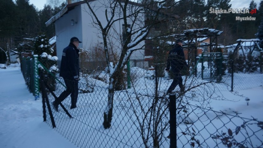 Myszków: Atak zimy i mróz. Policjanci sprawdzają miejsca, gdzie mogą być bezdomni