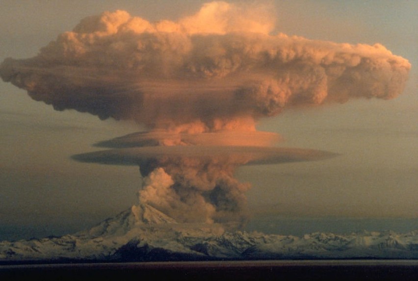 Chmury popiołów podczas erupcji wulkanicznej