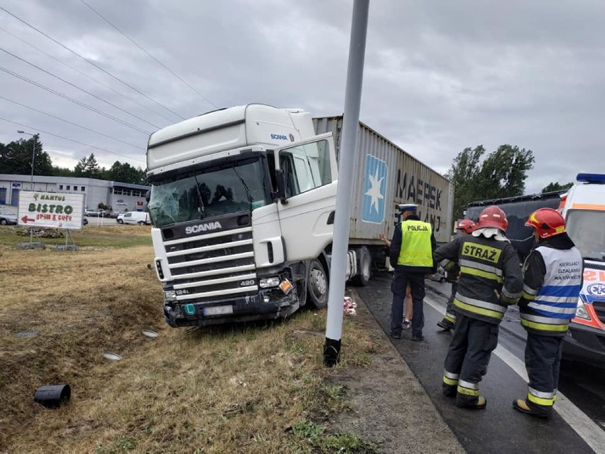 Wypadek w Romanowie. Ciężarówka najechała na tył auta osobowego ZDJĘCIA