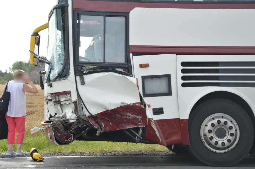 Śmiertelne wypadki. Na DK 55 koło Kamionki zderzenie z autobusem [ZDJĘCIA]. Kierowca zginął też w nocy w gm. Lichnowy