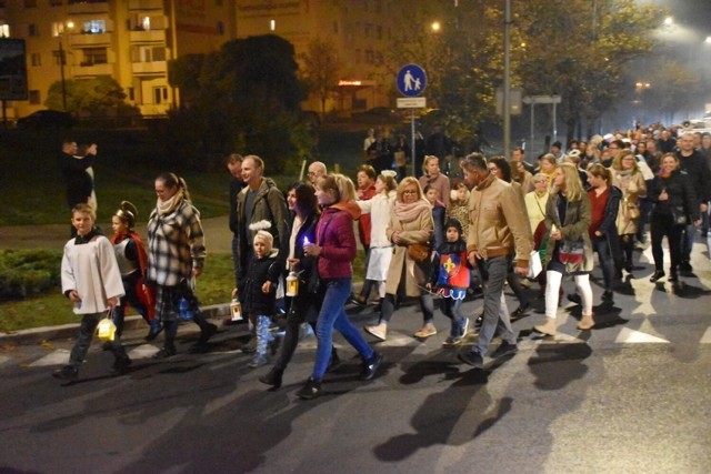 Procesja Światła ze Świętymi przeszła ulicami Śremu. Jest to odpowiedź na coraz bardziej powszechny Halloween. Zobaczcie, jak było!