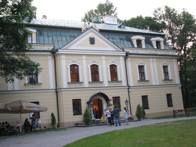 Pałac w Rybnej znajduje się przy ul. Powstańców Warszawskich 83