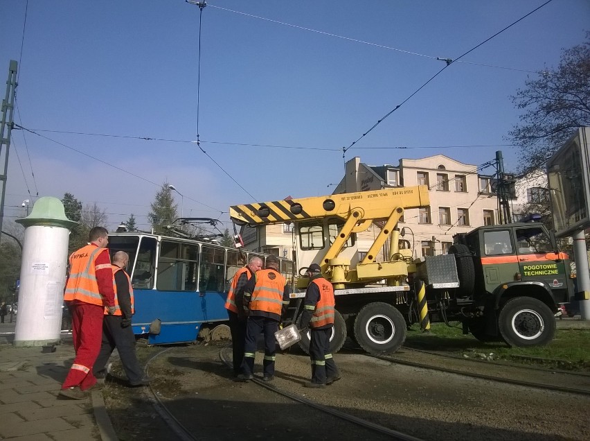 Kraków: tramwaj linii 24 wykoleił się na pętli w Bronowicach [ZDJĘCIA]