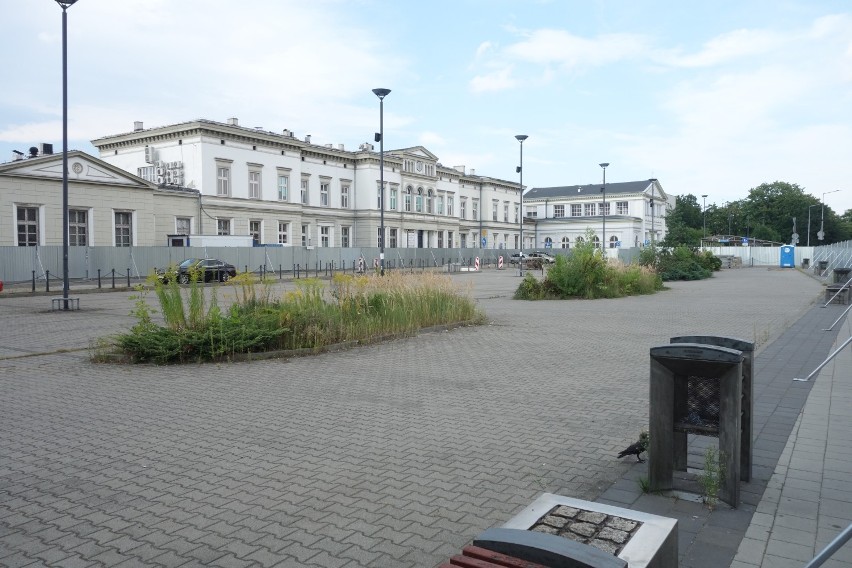 Plac przed dworcem PKP w Sosnowcu jest już placem budowy.